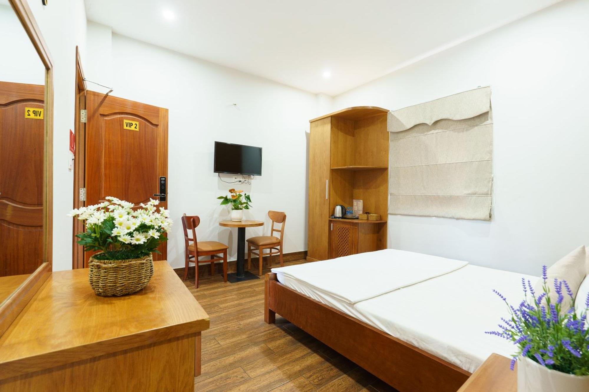 Khách sạn Nguyen Thai Ii *